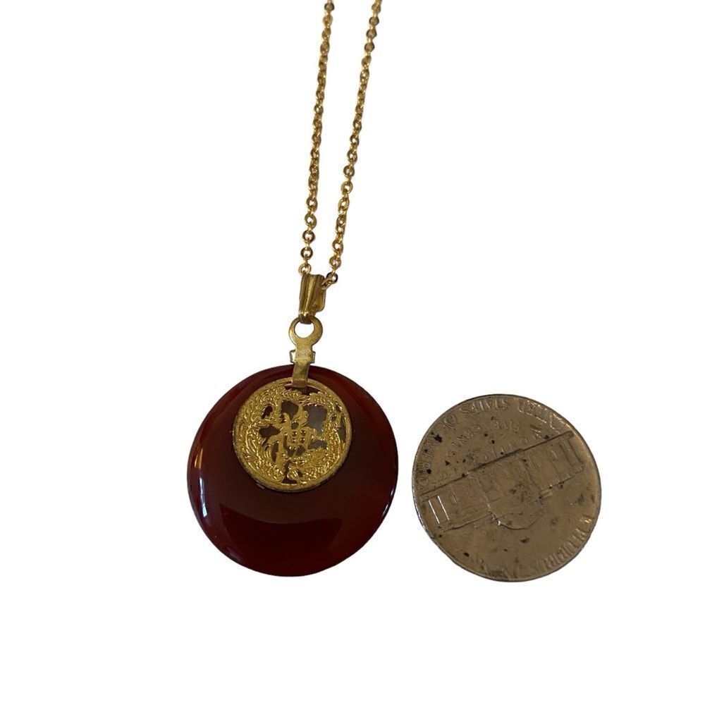 Delicate Looking Vintage Pendant on Shimmering Gold Tone Chain. - Picture 7 of 7